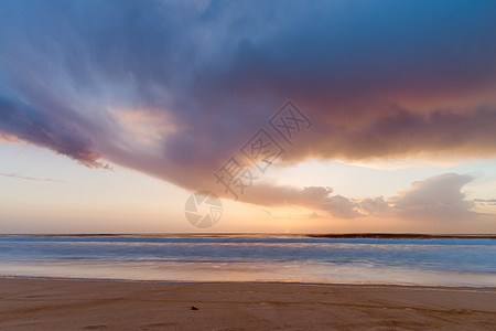 海滩的日落海岸旅行时间太阳海岸线橙子水平海景海洋风景图片