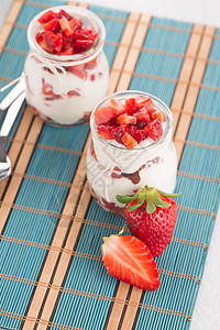 草莓沙漠加奶油饮食甜点浆果桌子玻璃小吃牛奶美食叶子勺子图片
