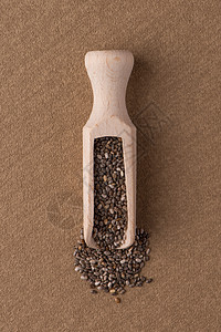 配有奇佳种子的木制勺子矿物质营养宏观木头白色粮食颗粒状早餐饮食脂肪图片