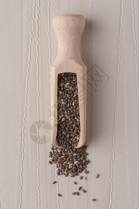 配有奇佳种子的木制勺子棕色营养木头早餐矿物质颗粒状养分生物烹饪白色图片