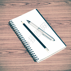 笔记本笔和铅笔学习日程学校备忘录软垫床单笔记办公室会议桌子图片