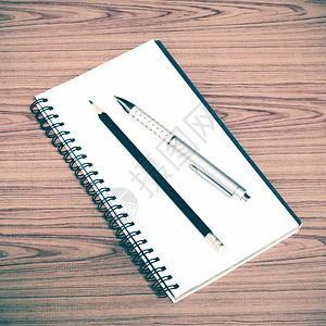 笔记本笔和铅笔日程床单金属软垫学习笔记会议桌子喷泉工作图片