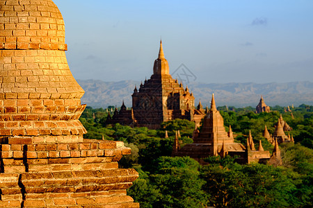 苏拉马尼寺庙的景色与砖塔台 缅甸巴甘(Bagan)图片