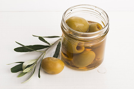 咸瓜橄榄和橄榄树枝叶子厨房香料腌料植物饮食营养美食瓶装烹饪图片