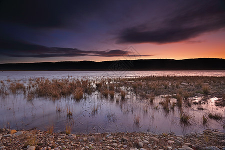 日落和最后一光照耀潘里特湖图片