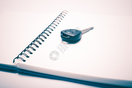笔记本上的 car 键邮政钥匙白色文档剪贴簿桌子记忆回忆背景图片