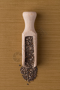 配有奇佳种子的木制勺子营养颗粒状饮食白色棕色烹饪矿物质粮食香料养分图片