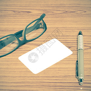 带眼镜的大忙车卡和笔桌面办公室咖啡信封品牌名片杯子笔记商业键盘图片