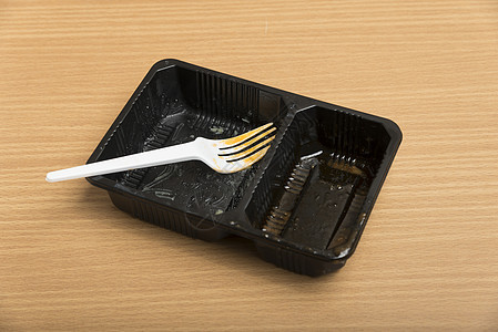 肮脏塑料食品集装箱盘子午餐绿色回收托盘勺子男人垃圾泡沫菜肴图片