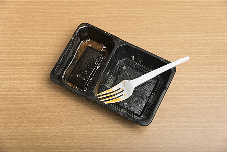 肮脏塑料食品集装箱绿色食物泡沫托盘男人勺子午餐盘子回收菜肴图片