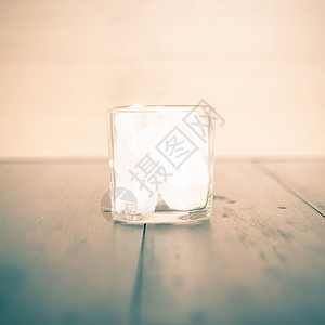 冰在水的玻璃中矿物茶点反射宏观白色液体食物苏打气泡水晶图片