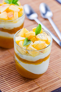 帕纳科塔橙子油桃奶制品白色奶油草药黄色甜点水果食物图片