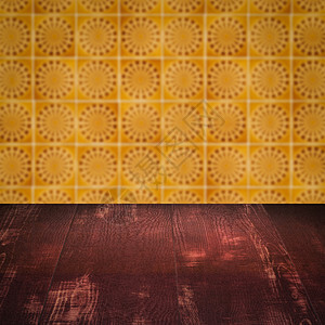 木桌顶壁和模糊的旧式瓷瓷瓷瓷砖墙架子木头厨房陶瓷房间嘲笑正方形展示马赛克桌子背景图片