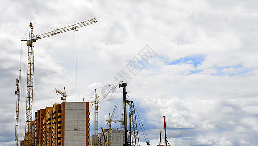 起重机和云层背景的建筑工程生长吊装房间城市材料购物大厦天空脚手架工程图片