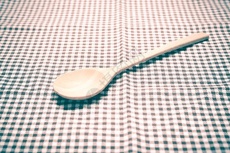 厨房毛巾上的勺子木餐垫白色野餐桌子木头餐巾纺织品餐厅食物烹饪图片