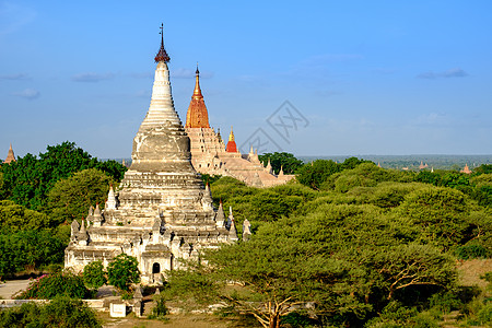 缅甸巴甘佛教塔和阿南达寺庙的景象图片
