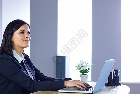 在办公桌做笔记本电脑工作的女商务人士思维女性办公室职场职业套装公司商业女士商务图片