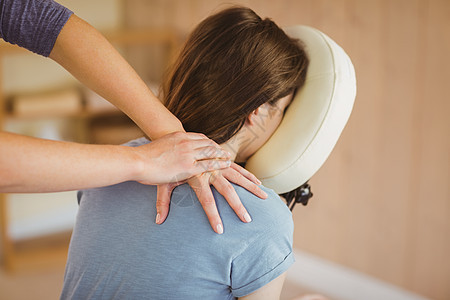 女青年在椅子上按摩办公室治疗师按摩师女性考场客户专家女士诊所脖子图片