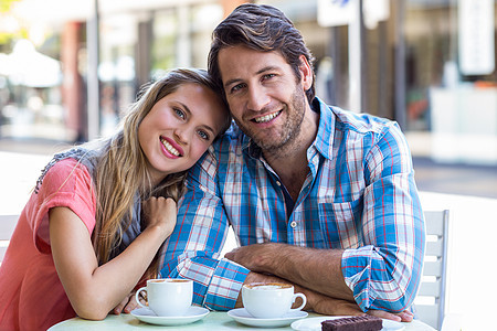 在咖啡馆喝茶的一对微笑的情侣女朋友感情金发女郎女性浅色男人头发阳台团结晴天图片