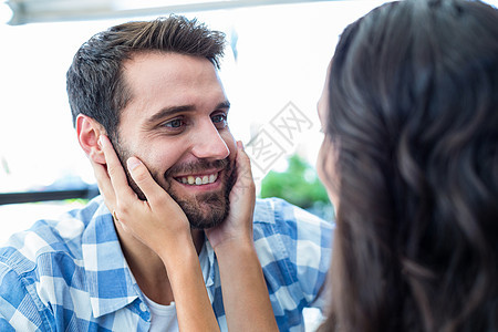 可爱的情侣摸他们的脸庞感情男朋友夫妻露台女性团结阳台男人女士面孔图片