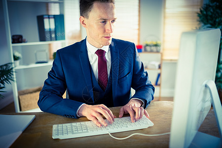 时尚商务人士在办公桌工作公司职场夹克专注屏幕电子职业男性领带电脑显示器图片