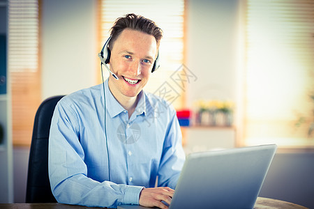 使用耳机打来电话的偶然商务人士操作员呼叫职场技术沟通人士男人代理人服务商业图片