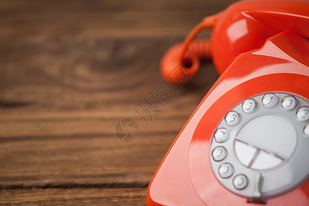 木制桌上的红色电话拨号固定电话橡木木头桌子图片