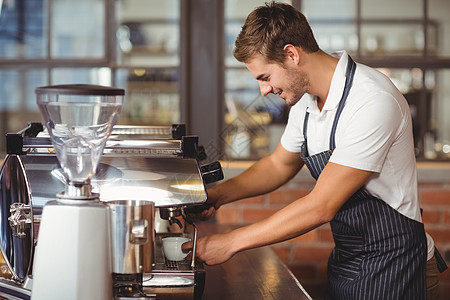 英俊的咖啡厅 煮咖啡制服服务器餐厅器具服务员男性男人围裙饮料咖啡师图片