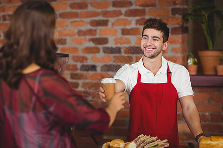给顾客送咖啡的笑脸服务员围裙店铺服务食品制服女士女性食堂职员餐厅图片