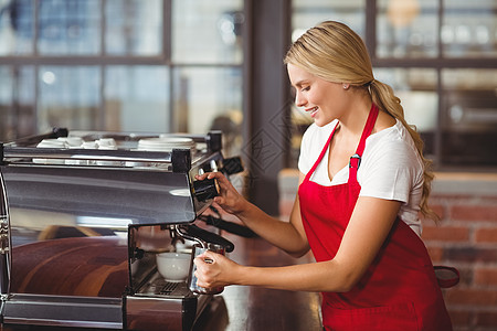 一个漂亮的咖啡厅 准备咖啡食品零售职员食堂员工金发女郎女性服务器雇主服务员图片