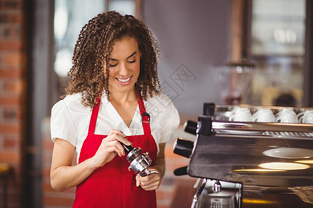 一个微笑的咖啡厅 冲咖啡餐厅咖啡馆员工围裙行业咖啡店快乐女士服务员职业图片