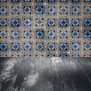 木桌顶壁和模糊的旧式瓷瓷瓷瓷砖墙架子房间展示马赛克嘲笑广告正方形厨房制品木头背景图片
