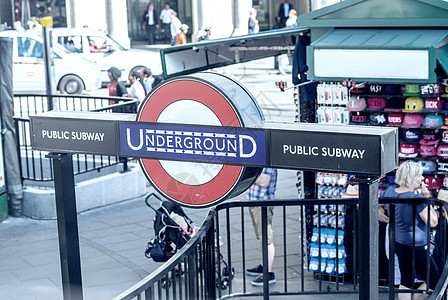 6月13日伦敦地下车站入口处的13图片