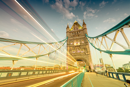 穿越伦敦塔桥的客车灯道图片