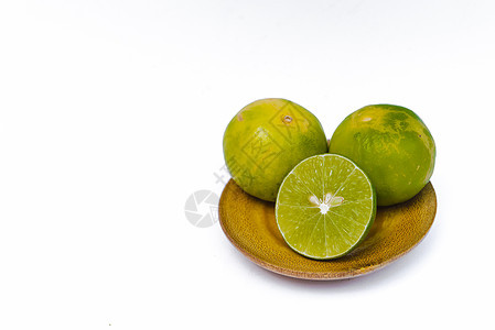 石灰放在白色背景的木质托盘中热带食物果汁绿色桌子黄色青柠水果柠檬薄荷图片