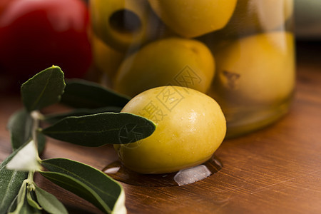 咸瓜橄榄和橄榄树枝养护盐渍厨房瓶装玻璃叶子烹饪营养小吃香料图片