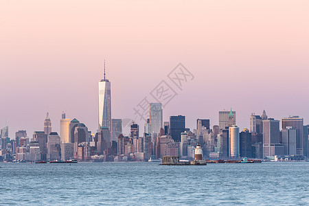 纽约市曼哈顿市中心天际建筑学地标市中心反射码头场景全景天空港口灯塔图片