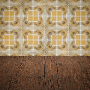 木桌顶壁和模糊的旧式瓷瓷瓷瓷砖墙厨房架子桌子制品展示木头马赛克正方形广告陶瓷背景图片