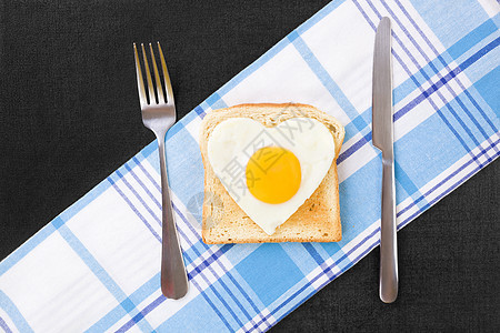 太阳边的蛋蛋黄面包健康饮食油炸心形阳面鸡蛋天线早餐服务图片