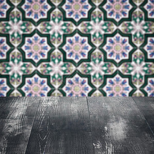 木桌顶壁和模糊的旧式瓷瓷瓷瓷砖墙厨房马赛克广告正方形展示架子古董房间陶瓷木头背景图片