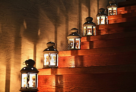 灯笼放在楼梯上楼梯上的灯笼硬木烛台白色婚礼木头公寓风格房子地面装饰背景