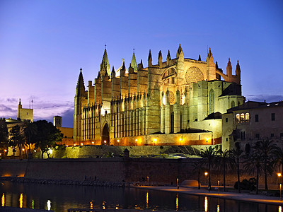 塞乌马洛卡大教堂宗教地标天空历史性日落首都蓝色纪念碑城堡反射图片