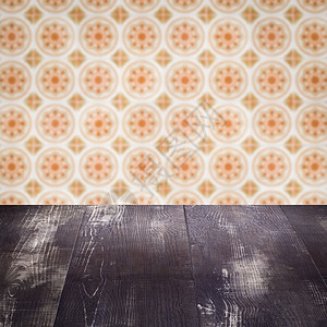 木桌顶壁和模糊的旧式瓷瓷瓷瓷砖墙桌子制品陶瓷厨房正方形木头马赛克架子广告展示背景图片
