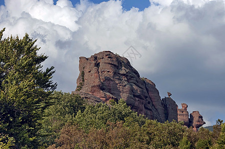 贝洛格拉奇克岩石中的岩石群形成旅游岩层团体阳光天空树木图片