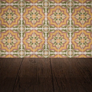 木桌顶壁和模糊的旧式瓷瓷瓷瓷砖墙桌子马赛克陶瓷古董木头广告架子厨房展示嘲笑背景图片