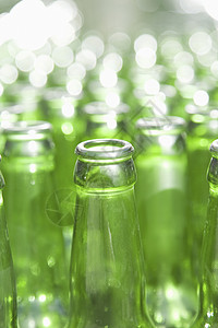 绿色玻璃瓶组瓶子收藏回收玻璃背景图片