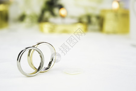 新娘和新郎结婚戒指婚礼结婚戒指婚姻桌布水平白色图片