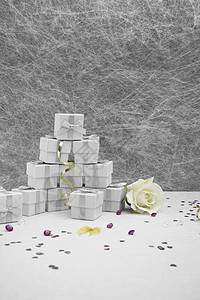 白桌布上的嫁妆盒 配有金丝带和弓婚盒礼物装饰品白布丝带结婚日婚姻黄玫瑰银心婚礼图片