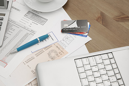 一张手提笔记本电脑信用卡和信用卡帐单 一杯咖啡理财银行杯子紧缩计算预算债务家庭金融计算器图片