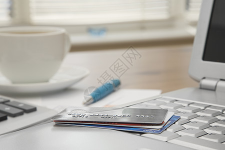 一张手提笔记本电脑信用卡和信用卡帐单 一杯咖啡数据库杯子信贷金融帐户财政债务预算账户账单图片